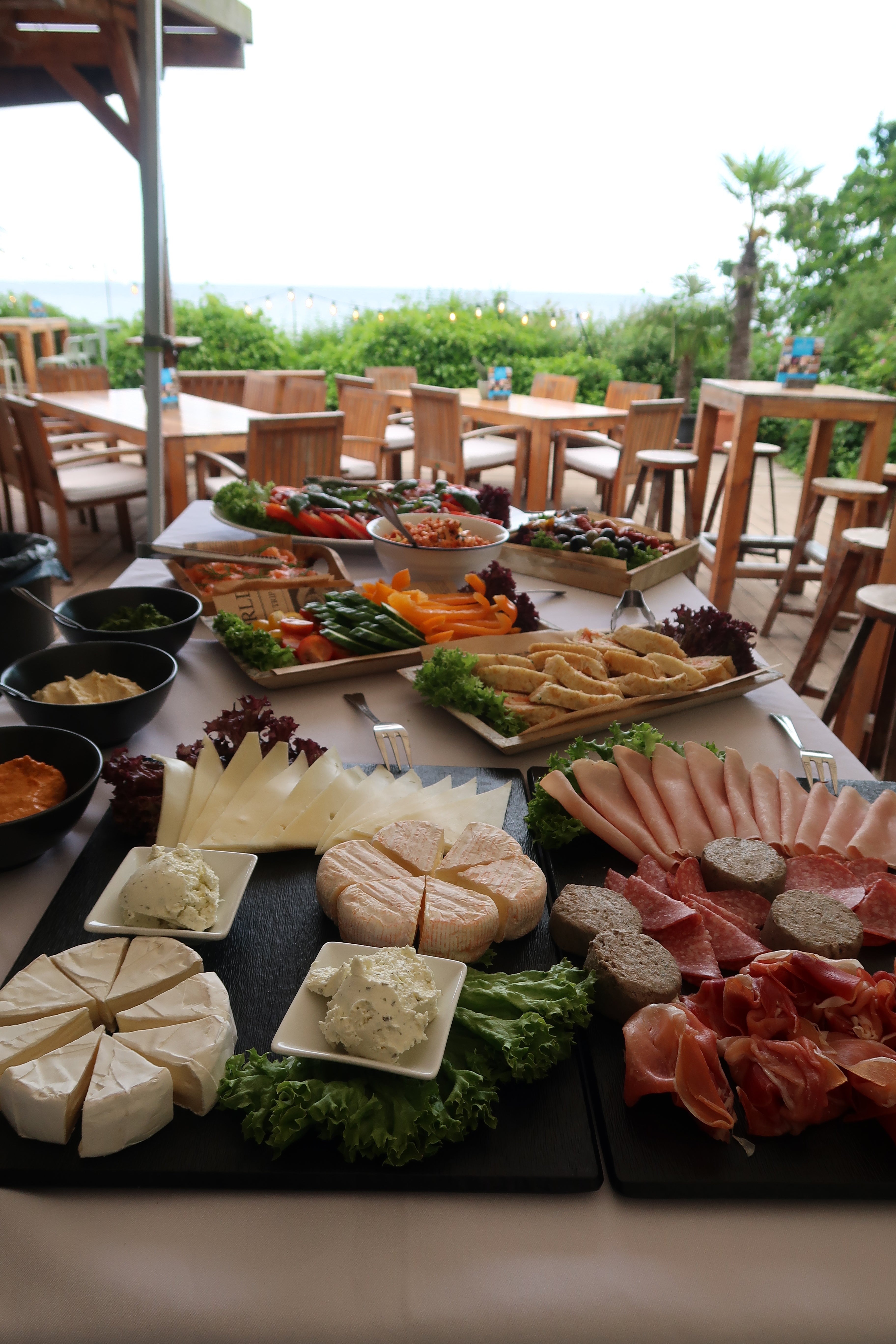 BEACH BRUNCH & BUBBLES im DECK Beach Club